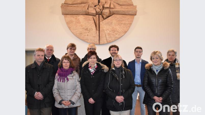 Die neuen Kirchenvorstände wurden in ihr Amt eingeführt. Das Bild zeigt von links vorne: Michael Krauss, Manuela Mehrländer, Doris Englhardt, Karin Weigl, Karin Kumpf und links hinten: Udo Greim, Lydia Schaffland, Rosi Arnold, Pfarrer Dr. André Fischer, Kevin Neff und Herta Murr. Bild: rgr