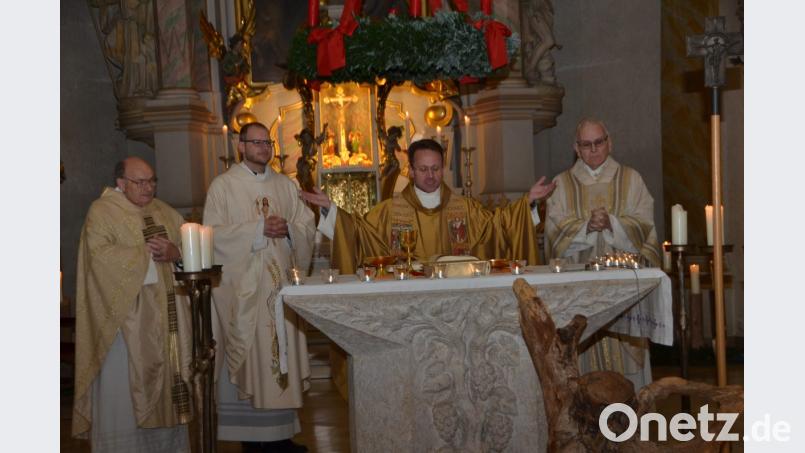 Dekan Alexander Hösl (Zweiter von links) zelebriert den Festgottesdienst zum Patrozinium mit Pfarrer Karl Maria Ferges, Kaplan Ulrich Eigendorf und Pfarrer Gerhard Dirscherl (von links). Bild: dob
