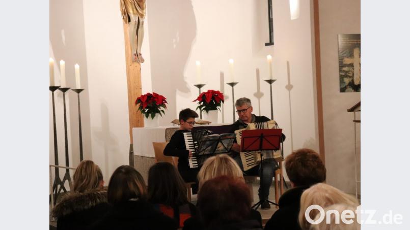 Simeon Franz (links) und Kurt Weiß spielen &quot;O du Fröhliche&quot; und &quot;Alle Jahre wieder&quot; auf dem Akkordeon. Bild: Susanne Forster