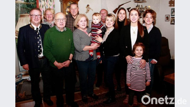 Richard Strobl (3. von links) kam am Nikolaustag vor 80 Jahren zur Welt. Zu seinem runden Geburtstag gratulierte die Familie des Jubilars, zudem auch die Vereinsvertreter, die sich nach und nach angesagt hatten. Im Namen der Marktgemeinde wünschte 2. Bürgermeister Fritz Holm (links) dem Jubilar alles Gute. Bild: wro