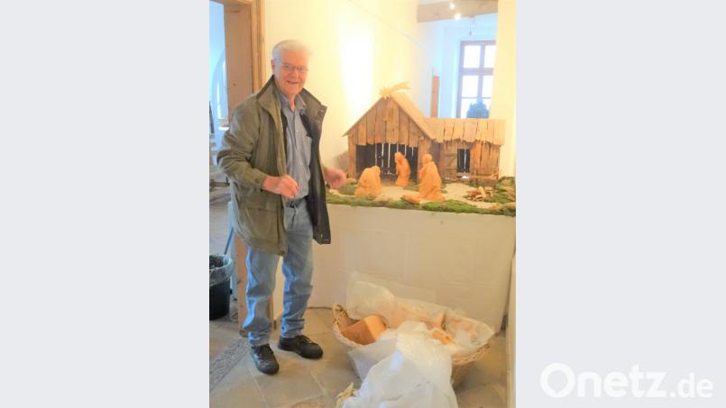 Holzschnitzer Anton Pöpperl bei den Krippenaufbauarbeiten im Stadtmuseum. Bild: tu