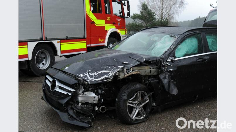 Auch beim Daimler protokollierten die Polizeibeamten einen Totalschaden. Bild: gf