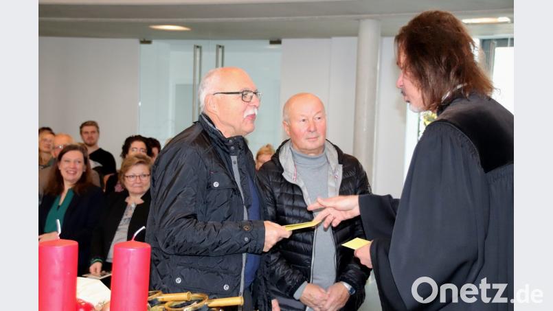 Rudolf Konhäuser und Karl-Heinz Salzl (von links) wurden für ihren Einsatz für die Kirchengemeinde von Pfarrer Arne Langbein geehrt. Bild: Thomas Dobler
