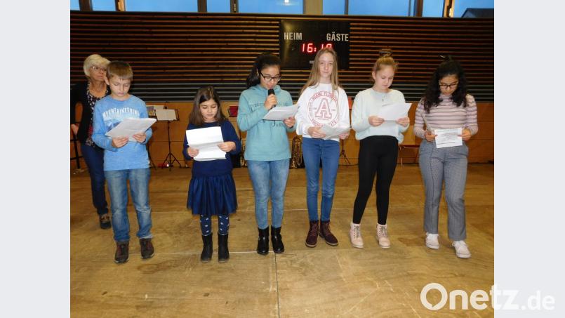 Die Falken Zuhal Yasar, Katharina Wolf, Emely Zettlmeisel, Hasal Yasar, Leyla Abdulla und Tom Zettlmeisel (von rechts) mahnen mit Karin Gillich an, nicht nur zur Weihnachtszeit, sondern auch das Jahr über der Hoffnung ein Zuhause zu geben. Bild: hai