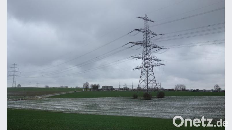 Rund um das Umspannwerk (Bildmitte) planen Investoren Sonnenstrom-Anlagen entlang der Staatsstraße nach Waldthurn (links) bis hinüber zur Bebauung von Altenstadt (rechts, im Hintergrund). Bild: fjo