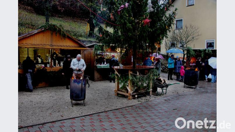 Glühwein, Handwerkskunst und Wurstwaren bilden das Angebot beim Weihnachtsmarkt in Lehendorf. Bild: ds