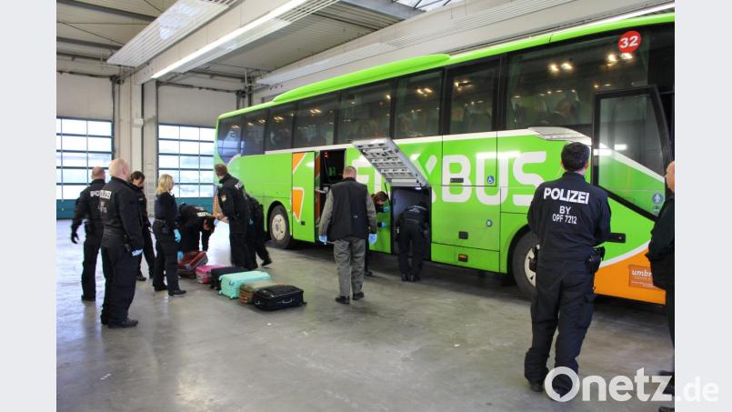 Einsatzkräfte haben bei Wernberg Fernbusse kontrolliert. Bild: Polizei