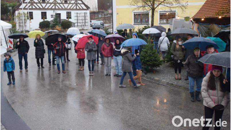 Regnerisch zeigt sich das Wetter bei der Dorfweihnacht in Illschwang. Bild: no