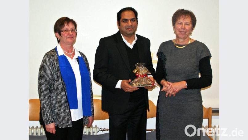Christine Schmid (links) und Elisabeth Blend (rechts) übergaben die Spende an Pfarrvikar Benny Joseph Kochumundammalayil. Bild: agr