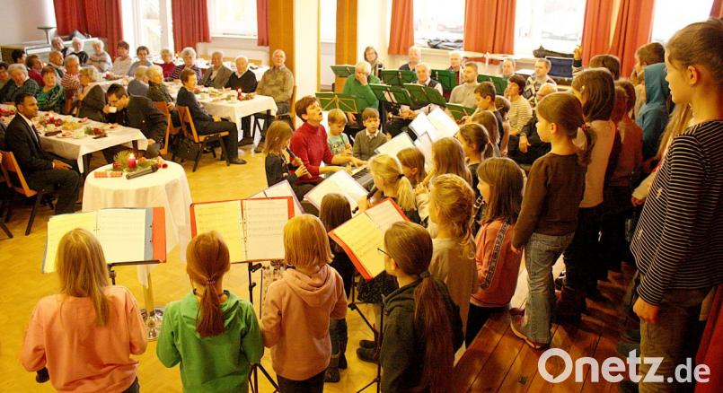 Die Kinder singen und spielen, die Erwachsenen hören zu. Bild: zer