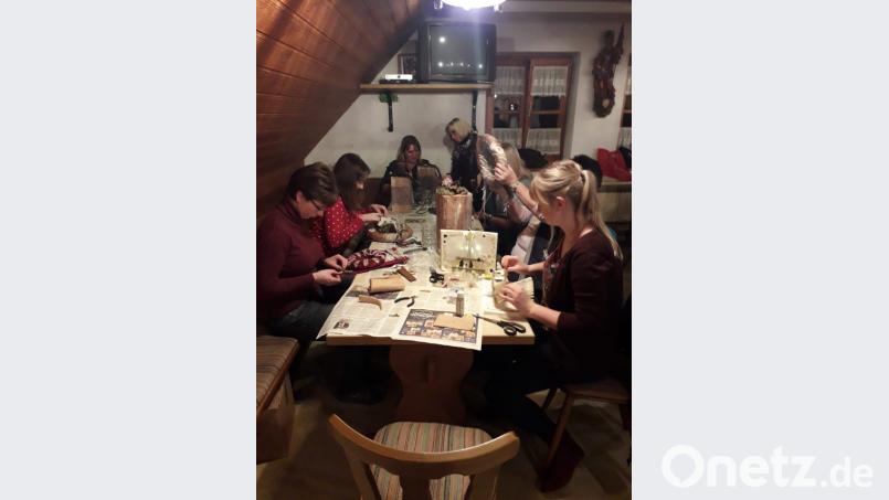 Die Frauen basteln Willkommensgrüße ans Christkind. Bild: bjp