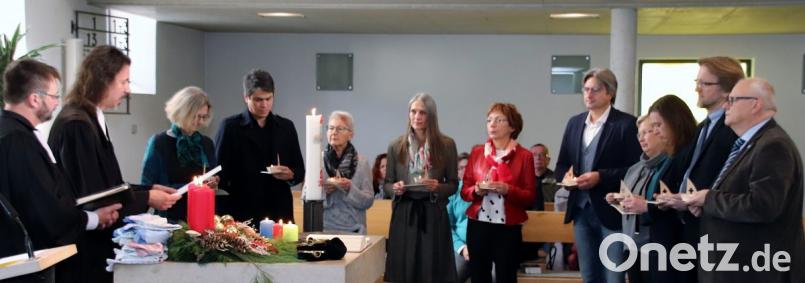 Die beiden Pfarrer Alfredo Malikoski und Arne Langbein dankten Ruth Bausewein, Dr. Armin Beierlein, Marianne Brand, Kirsten Kisslinger, Brigitte Lang, Frank Möller, Dorothea Seitz-Dobler, Uli Weich, Hans Winderl und Gerhard Eilers (von links) für ihre Arbeit im Kirchenvorstand. Bild: Thomas Dobler