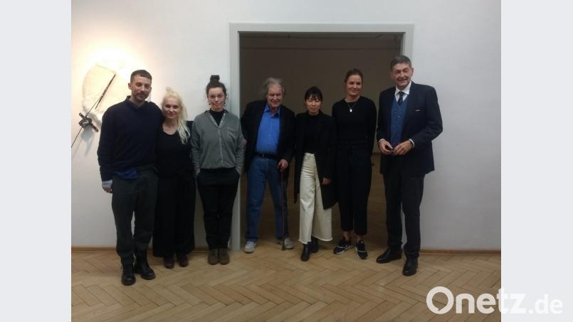 Stellen bei der aktuellen Ausstellung des Kunst- und Gewerbevereins aus (v. links): Felix Kiessling, Anne Pfeifer, Johanna Schelle, Reiner R. Schmidt, Minyoung Paik, Kuratorin Anna Deilmann und Dr. Georg J. Haber. Bild: wsu