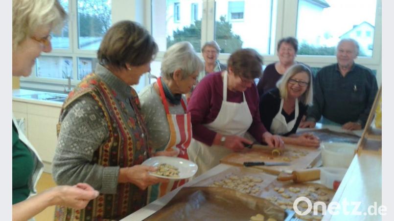 Fleißig bei der Sache waren die Teilnehmerinnen und Teilnehmer des Senioren-Kochkurses der AOVE in der Schulküche Hahnbach. Bild: Monika Hager
