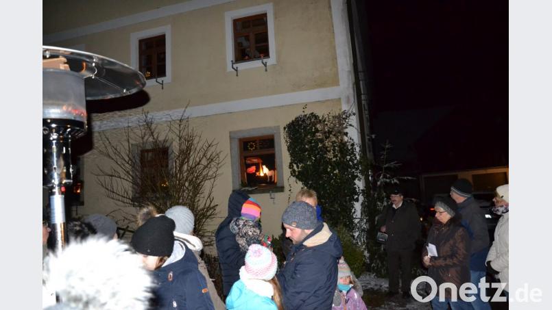 Das zweite Adventsfenster „Der Esel an der Krippe“ auf der Uchamühle wird von der Landjugend Etzgersrieth mit Texten gestaltet. Bild: gi