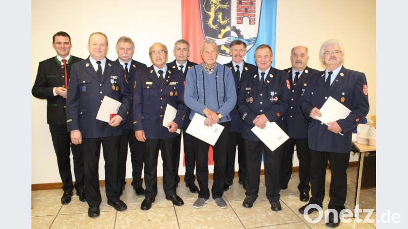 Auszeichnungen erhielten langjährige Führungskräfte der Feuerwehr auf Landkreisebene. Bild: exb