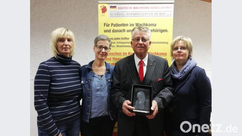 Diese große Auszeichnung gebührt allen die in der neurologischen Rehabilitation seit 30 Jahren mithelfen und mitwirken“, so auch stellvertretend die Mitarbeiterinnen der Beratungszentrale in Amberg (von links: Carola Paa, Alexandra Götz und Andrea Tresch, Büroleitung). Bild: exb