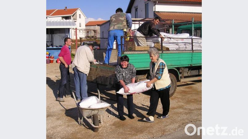 Vor dem Altenheim in Capljina helfen Freiwillige beim Verteilen der Spenden. Bild: jzk