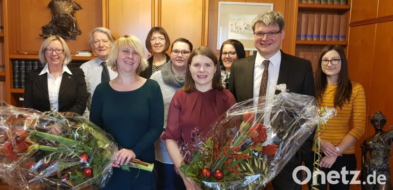 Rechtsanwalt Dr. Markus Sanner (Zweiter von rechts) bedankt sich bei Rechtsanwaltsfachangestellten Sabrina Ernstberger (vierte von rechts) und Birgit Müller (dritte von links) für die langjährige Mitarbeit. Bild: jss
