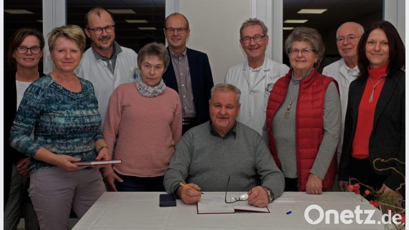 Freuen sich über die großzüge Erwähnung des Krankenhauses im Buch von Eberhard Polland (sitzend). Stehend von links: Michaela, Helm, Kamila Sojka, Dr. Mathias Kalkum, Anna Schabner (stellvertretende Stationsleitung), Josef Götz, Dr. Christoph Wittenberg, Helga Hladik, Dr. Helmut Rüth und Claudia Kost. Bild: tr