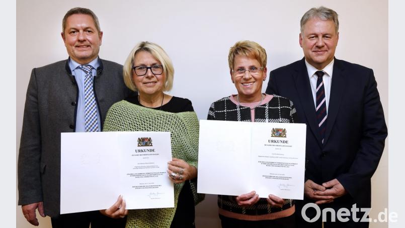 Marianne Mimler-Hofmann (Zweite von links) und Elisabeth Kolleng (Zweite von rechts) erhielten von Landrat Richard Reisinger (rechts) in der Weihnachtssitzung des Kreistags die Dankurkunde für langjährige besondere Verdienste um die kommunale Selbstverwaltung. Auerbachs Bürgermeister Joachim Neuß (links) gratulierte ebenfalls. Bild: Wolfgang Steinbacher