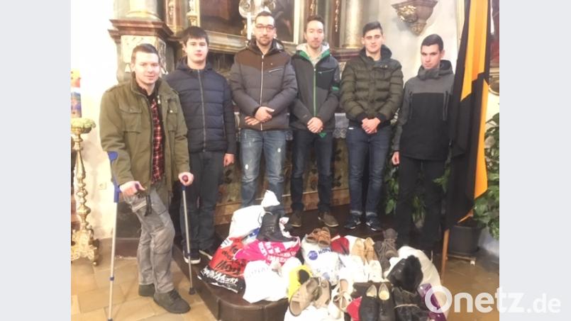 Die Luher Kolpingsfamilie sammelt 240 Paar Schuhe für den guten Zweck. Bild: exb