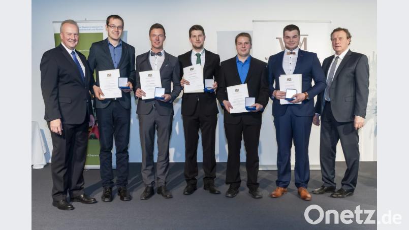 Von links: Ministerialdirigent Wolfram Schöhl, Stefan Wenning (Erbendorf) Landwirtschaftsmeister, Josef Schuller (Plößberg), Staatlich geprüfter Techniker für Landbau, Florian Kraus (Plößberg), Staatlich geprüfter Agrarbetriebswirt, Michael Kastner (Erbendorf), Staatlich geprüfter Techniker für Landbau, Benedikt Kappauf (Waldershof), Staatlich geprüfter Agrarbetriebswirt, Harald Schäfer, Vorsitzender des VLM Bayern. Bild: exb
