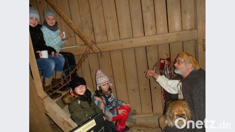Die Kinder lauschen Geschichtenerzähler Martin Exner. Bild: soj
