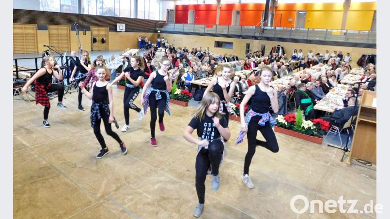 Zu „Slow down“ von Selena Gomez haben die Plössener Landjugendmädchen einen Jazz-Tanz einstudiert, den die den über 400 Senioren präsentieren. Bild: hai