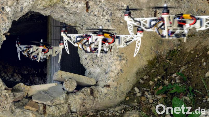 Die neue Drohne klappt sich während des Flugs zusammen, um Ritzen oder kleinere Löcher in der Wand besser zu passieren. Bild: UZH