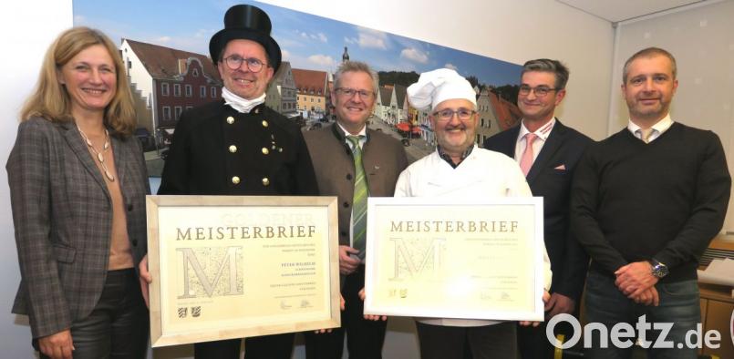 Pressesprecherin Maria Schuierer (links), Oberbürgermeister Andreas Feller (Dritter von links), Obermeister Ernst Maler (Zweiter von rechts) und stellvertretender Stabstellenleiter „Wirtschaftsförderung“, Armin Rank (rechts), gratulierten Hans Brunner (Dritter von rechts) und Peter Wilhelm (Zweiter von links) zur Verleihung des „Goldenen Meisterbriefes“. Bild: Hirsch