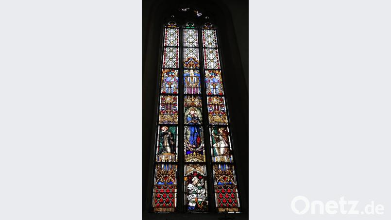 Eines von zwei prächtigen Glasfenstern, ansonsten ist das Innere der Frauenkirche sehr schlicht gehalten. Bild: wsb