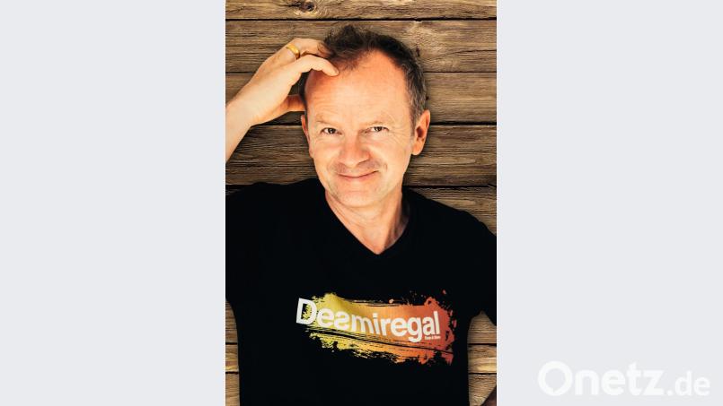 Willy Astor erzählt im ACC in Amberg sinnlose Geschichten mit Tiefgang und Bedeutung, singt Liebeslieder und Augenlieder, leicht begleitet auf Gitarre und Piano. Bild: Lena Semmelroggen/exb
