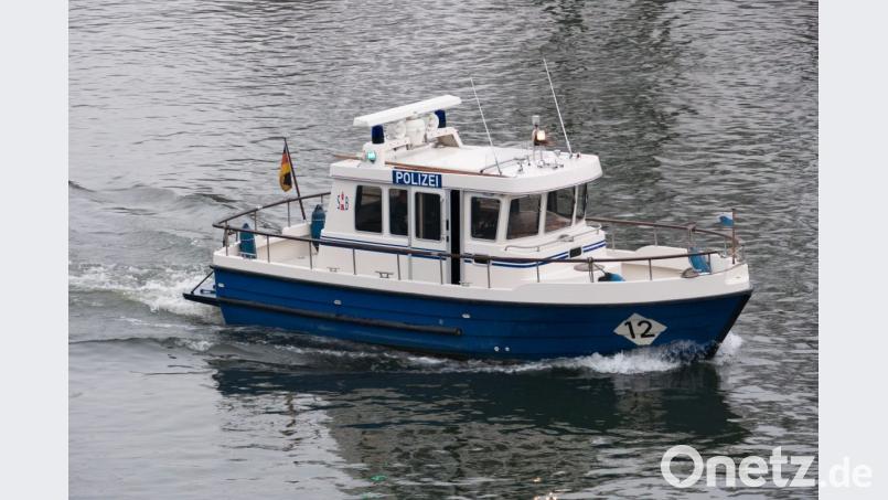 Ein Schiff ist auf der Donau bei Regensburg mit einem Ponton kollidiert. Die Wasserschutzpolizei ermittelt. Bild: Armin Weigel/dpa