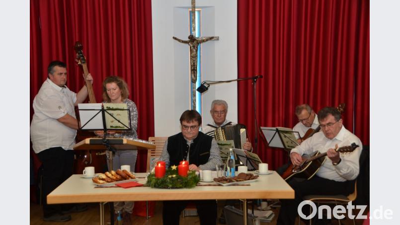 Die Miesbrunner Sitzweil und Mundart-Moderator Max Frischholz (Mitte) ergänzen sich harmonisch. Bild: dob