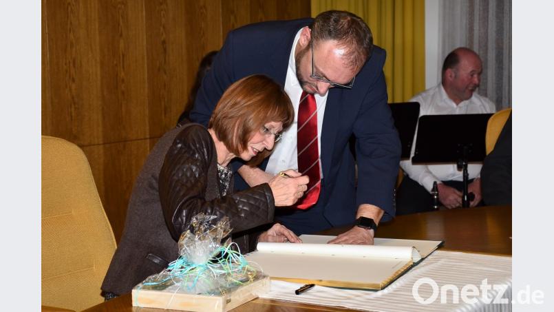 Bürgermeisterin und stellvertretende Landrätin Margit Kirzinger trägt sich ins Goldene Buch des Marktes Waidhaus an der Seite von zweitem Bürgermeister Markus Bauriedl ein. Bild: fjo