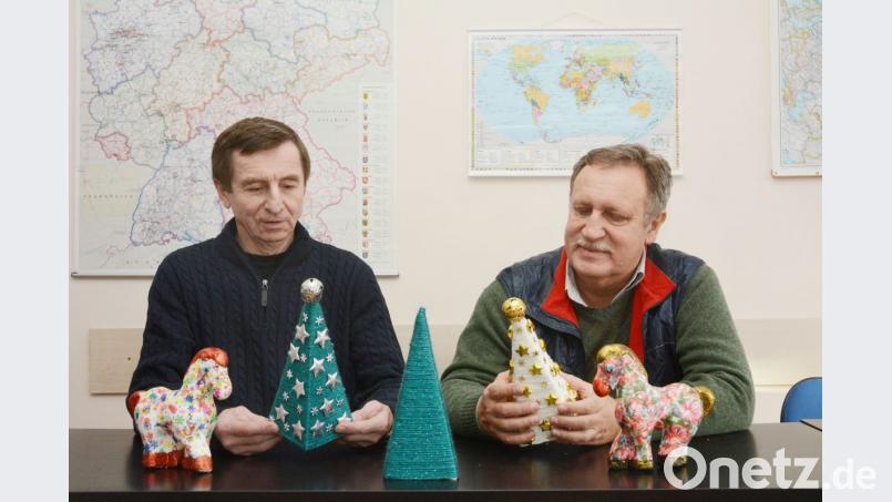 Alexander Boshko (rechts) und Waldemar Hock feiern zwei Mal Weihnachten. Boshko gehört der russisch-orthodoxen Kirche an, und die feiert Weihnachten erst in der Nacht von 6. auf 7. Januar. Waldemar Hock ist zwar evangelisch, hat das zweite Weihnachtsfest aber von seiner alten Heimat Russland mitgebracht. Bild: Gabi Schönberger