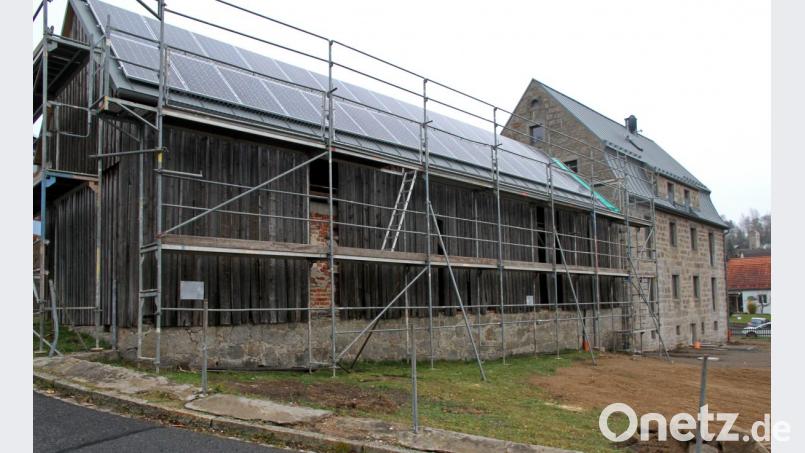Noch laufen die Arbeiten am Schuppen. Montiert wurde inzwischen die Photovoltaikanlage. Das Wohnhaus mit der markanten Granitfassade kann diesen Sonntag, 16. Dezember, besichtigt werden. Bild: nm