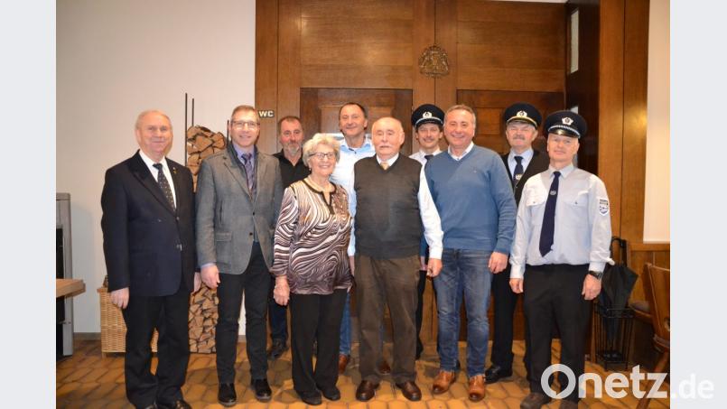 Hans Völkl (Sechster von links) feiert 80. Geburtstag . Dazu gratulieren seine Frau Margarete, seine Söhne Hans, Karl und Maximilian, Pfarrer Josef Most und Bürgermeister Hermann Ach sowie die Abordnung vom Soldaten- und Kriegerverein Burgtreswitz. Bild: gi