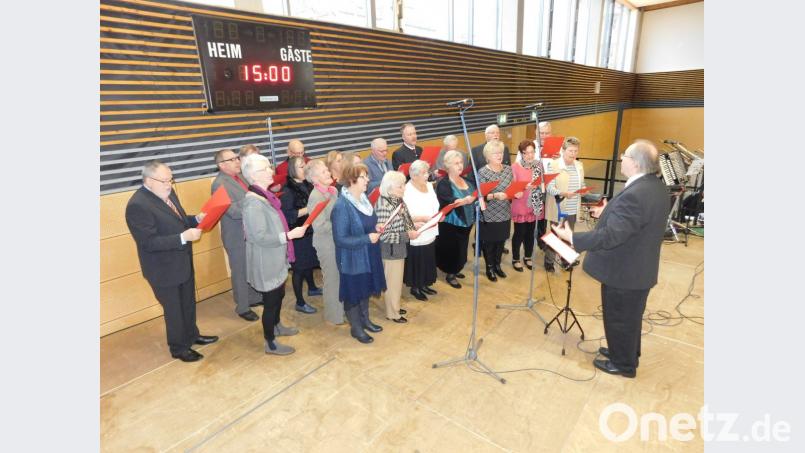 Der gemischte Chor der Musikfreunde, dirigiert von Heinz Schmidt, trägt „Leise rieselt der Schnee“ und „Süßer die Glocken nie klingen“ vor. Bild: hai