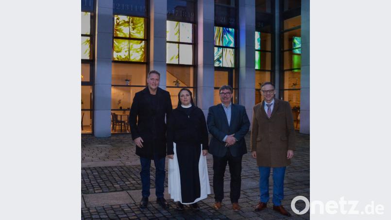 Künstlerin Susanne Neumann hat den gläsernen Adventskalender an der Fassade des klösterlichen Gästehauses St. Joseph neu gestaltet. Von links Lamberts-Prokurist Robert Christ, Schwester M. Sophia Schlembach, Lamberts-Geschäftsführer Rainer Schmitt und Bürgermeister Bernd Sommer. Bild: exb