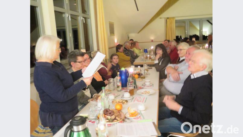 Renate Grosser (stehend) steuert zur Weihnachtsfeier des Fichtelgebirgsvereins Gedichte von Johann Spörrer und Norbert Neugirg bei. Bild: jzk