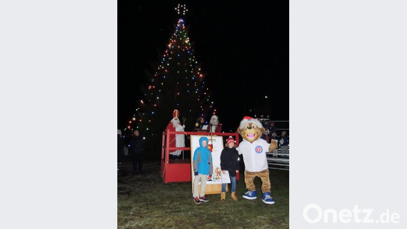 700 Lichter strahlen in den Tower Barracks am Weihnachtsbaum, der auch ein Zeichen für alle Soldaten ist, die im Einsatz sind. Bild: mor