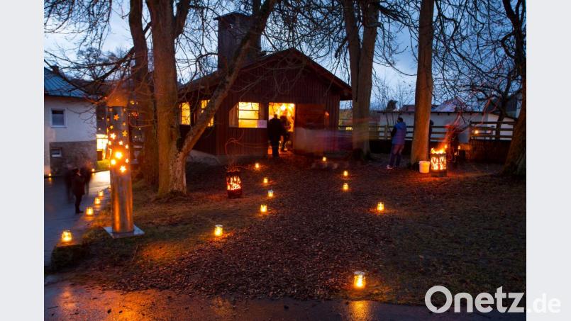 Zum sechsten Mal ist am Sonntag, 16. Dezember, die Röthenbacher Dorfweihnacht. 700 Lichtergläser sorgen für eine besinnliche Stimmung. Der Erlös des Marktes geht an die Kinderkrebshilfe Oberpfalz-Nord. Bild: exb