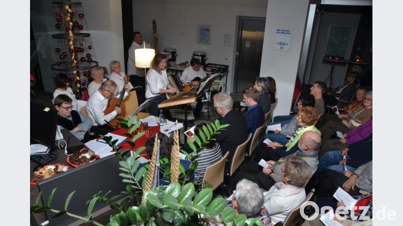 Die Sitzweilgruppe Miesbrunn ist der Garant für stimmungsvolle Adventsmusik in der Geschäftsstelle der Volksbank Raiffeisenbank Nordoberpfalz. Bild: dob