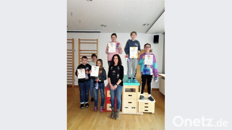 Die besten Vorleser stehen auf dem Treppchen: Von rechts: Fabian Fischer, Nico Gerber und Michelle Velker. Bild: arw