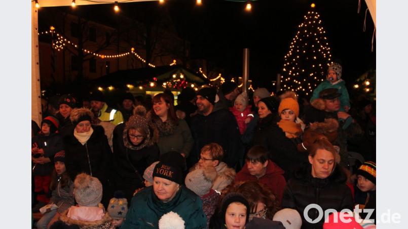 Viel los war am Dienstagabend vor und rund um den weihnachtlich geschmückten Christbaum am oberen Marktplatz. Bild: kro