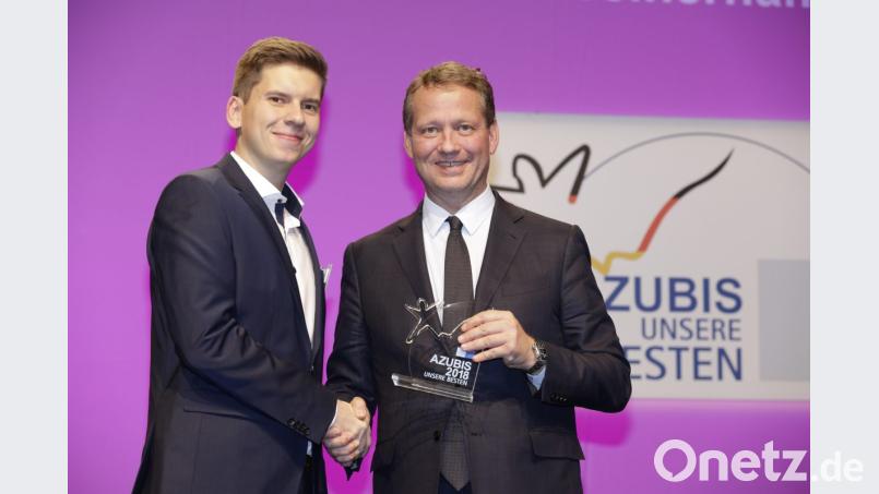 Tobias Schemberg (links) erhält von Erich Schweitzer, Präsident des Deutschen Industrie- und Handelskammertages, die Auszeichnung zum bundesbesten Azubi. Bild: exb