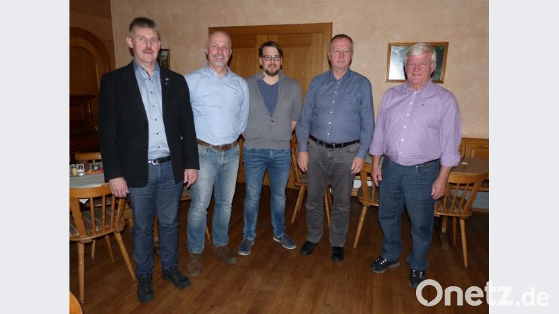 In guten Händen sieht (von links) Bürgermeister Reiner Pickel den Männergesangverein Haunritz bei Helmut Maul, Oliver Schmidt, Roland Brand und Helmut Süß, die den engeren Vorstand bilden. Bild: fm