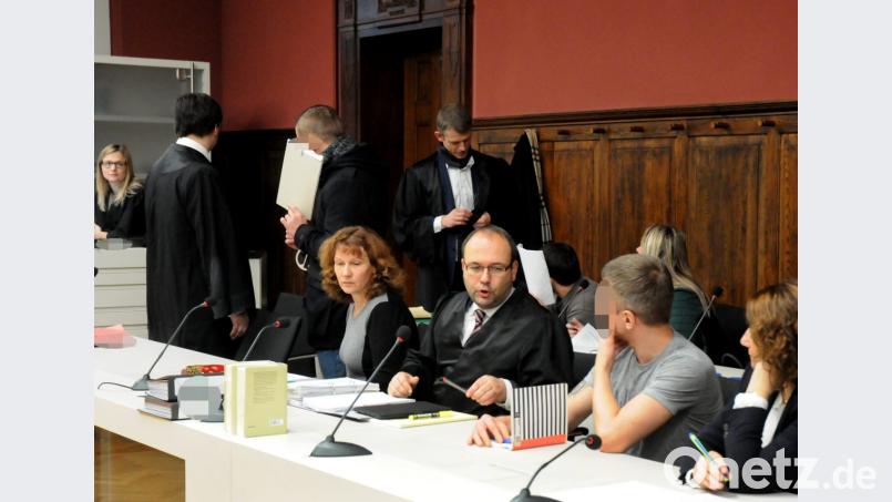 Drei Angeklagte, Dolmetscherinnen, Strafverteidiger: Der Platz im Schwurgerichtssaal des Landgerichts auf der Seite der Beschuldigten ist gut gefüllt. Bild: Stephan Huber